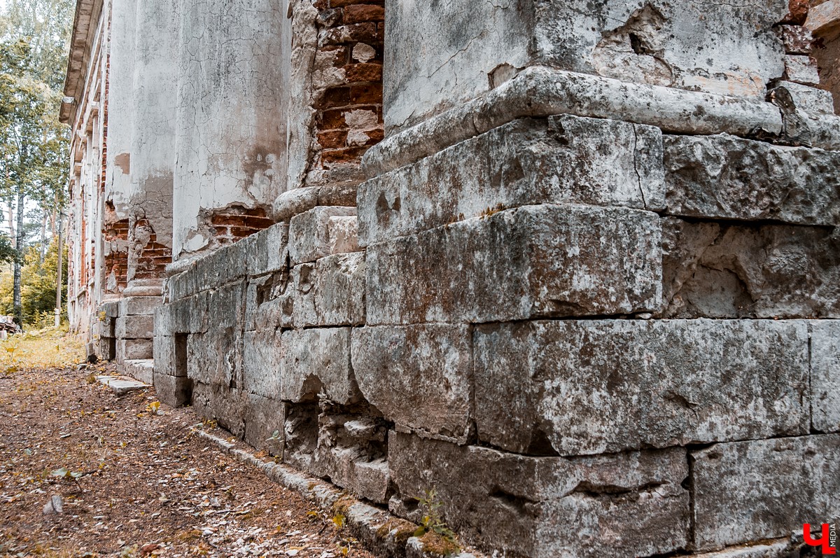 Экскурсия по имению Безобразовых в селе Патакино. Фотографии руин и сохранившихся построек