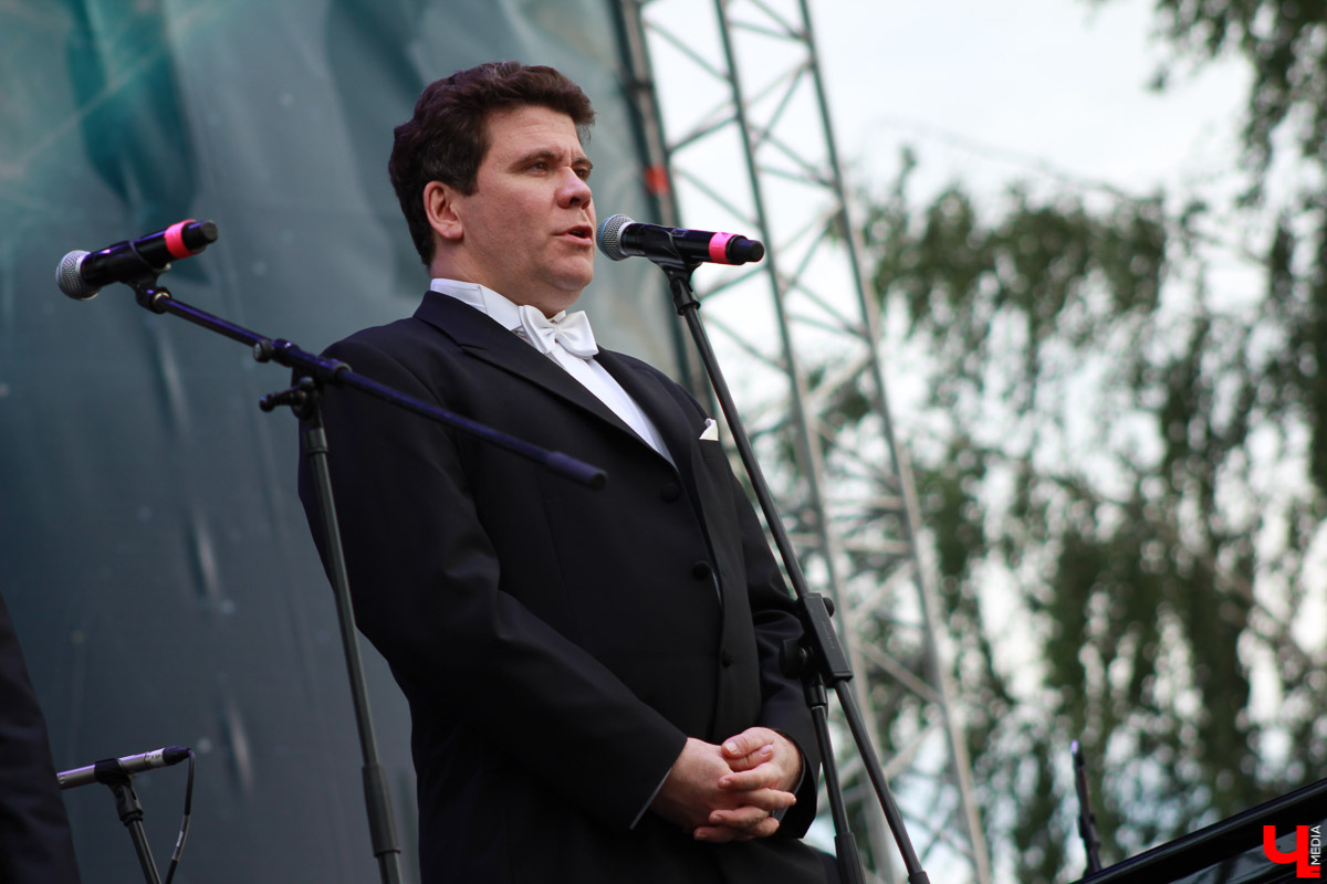 В суздальском кремле прошел гала-концерт фестиваля «Alma mater: Новые имена в Суздале». Выступали известные музыканты, а также воспитанники летней творческой школы.