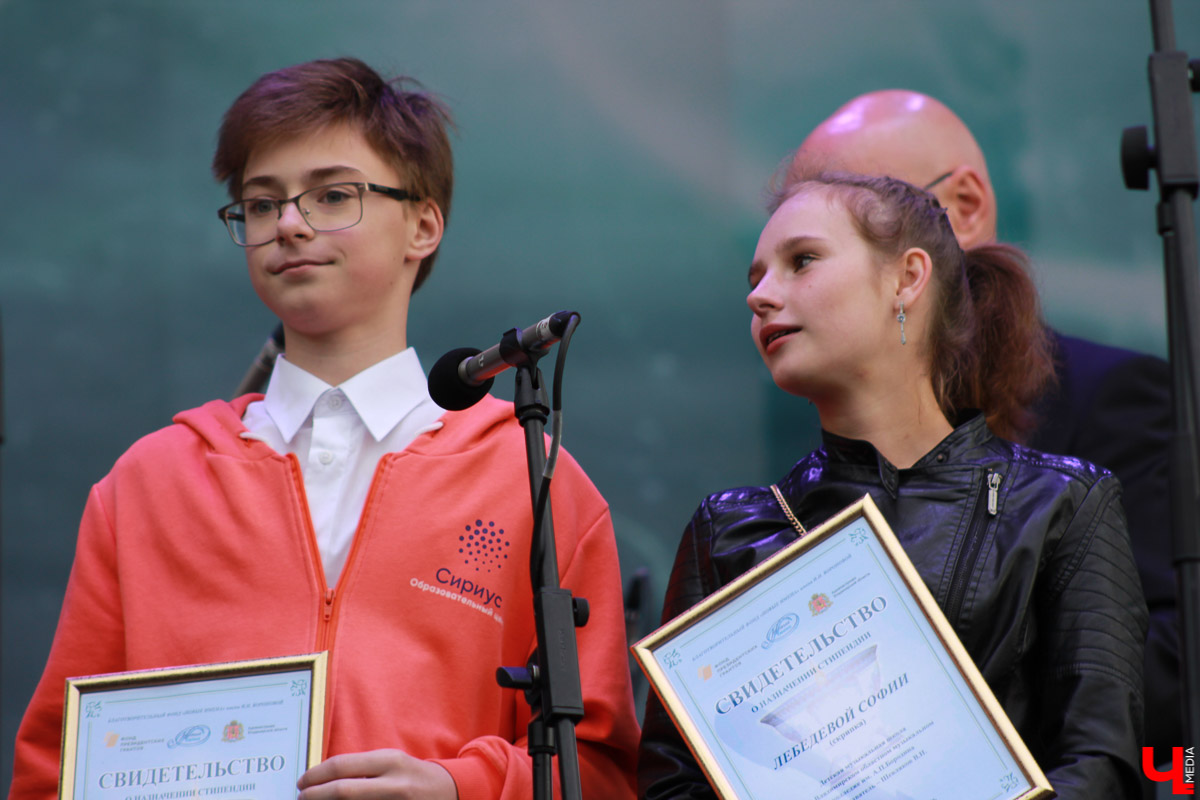 В суздальском кремле прошел гала-концерт фестиваля «Alma mater: Новые имена в Суздале». Выступали известные музыканты, а также воспитанники летней творческой школы.