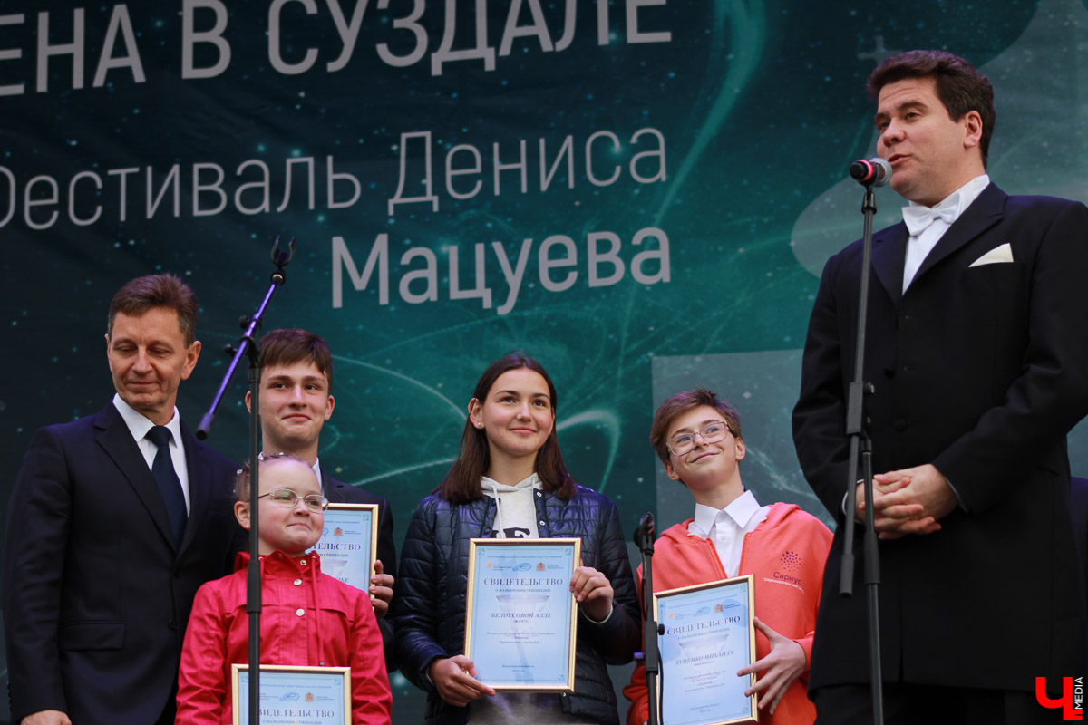 В суздальском кремле прошел гала-концерт фестиваля «Alma mater: Новые имена в Суздале». Выступали известные музыканты, а также воспитанники летней творческой школы.