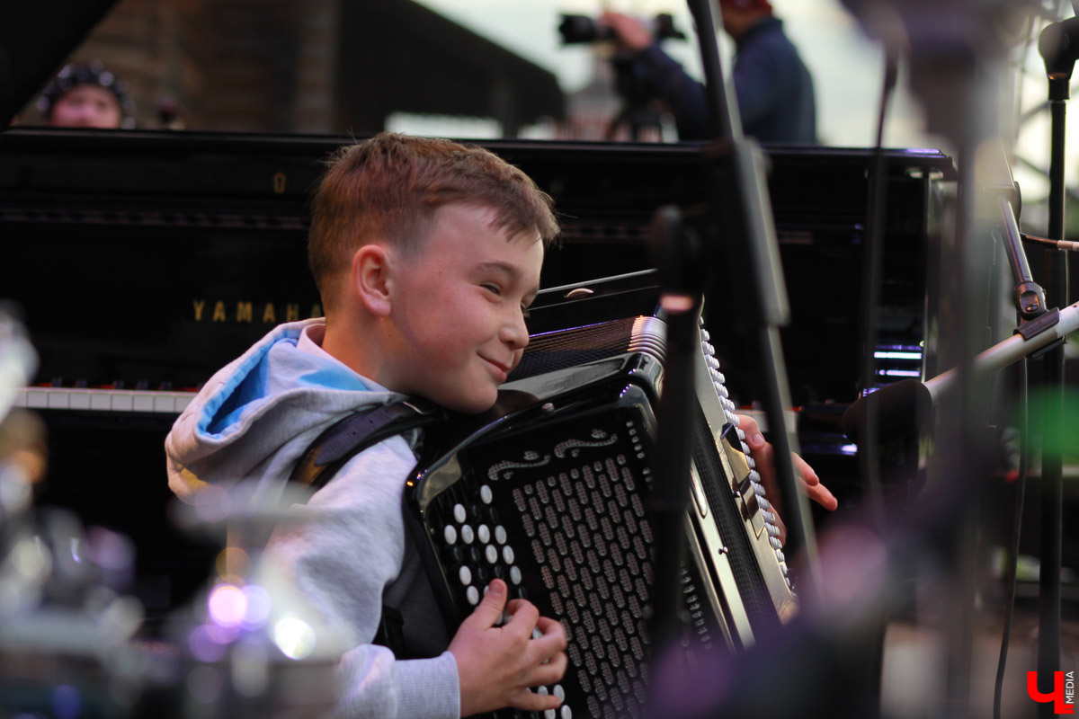 В суздальском кремле прошел гала-концерт фестиваля «Alma mater: Новые имена в Суздале». Выступали известные музыканты, а также воспитанники летней творческой школы.