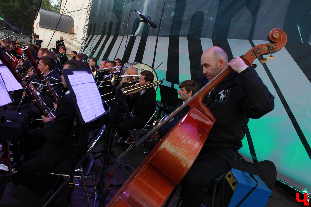 В суздальском кремле прошел гала-концерт фестиваля «Alma mater: Новые имена в Суздале». Выступали известные музыканты, а также воспитанники летней творческой школы.