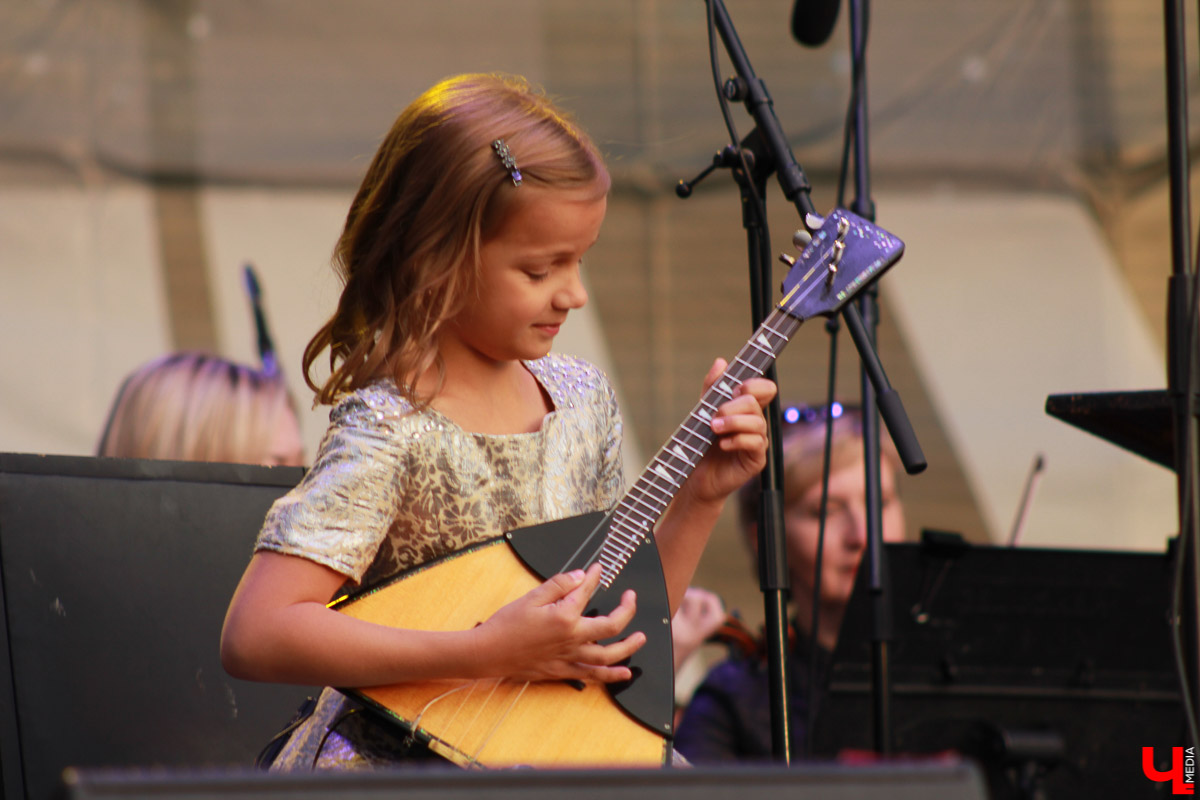 В суздальском кремле прошел гала-концерт фестиваля «Alma mater: Новые имена в Суздале». Выступали известные музыканты, а также воспитанники летней творческой школы.
