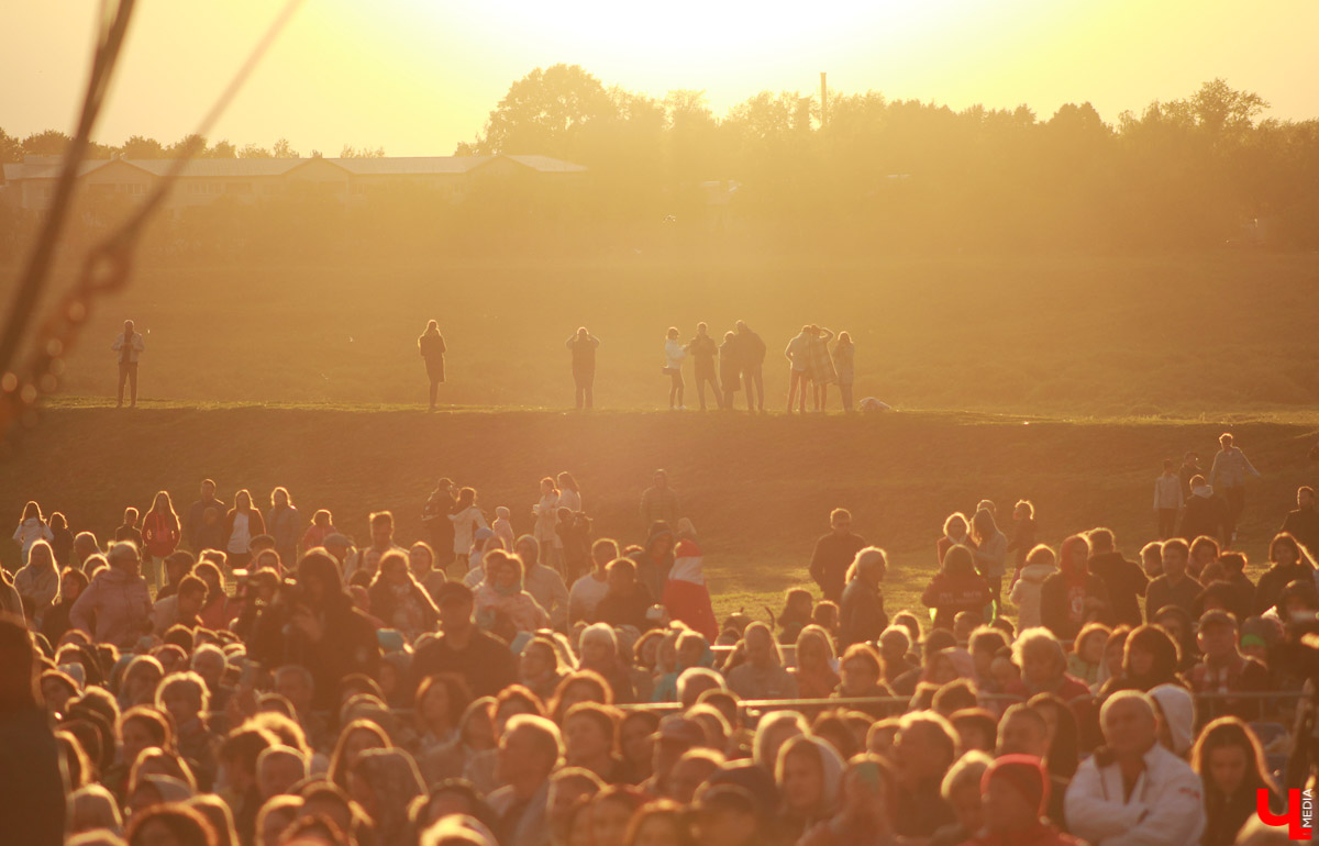 В суздальском кремле прошел гала-концерт фестиваля «Alma mater: Новые имена в Суздале». Выступали известные музыканты, а также воспитанники летней творческой школы.
