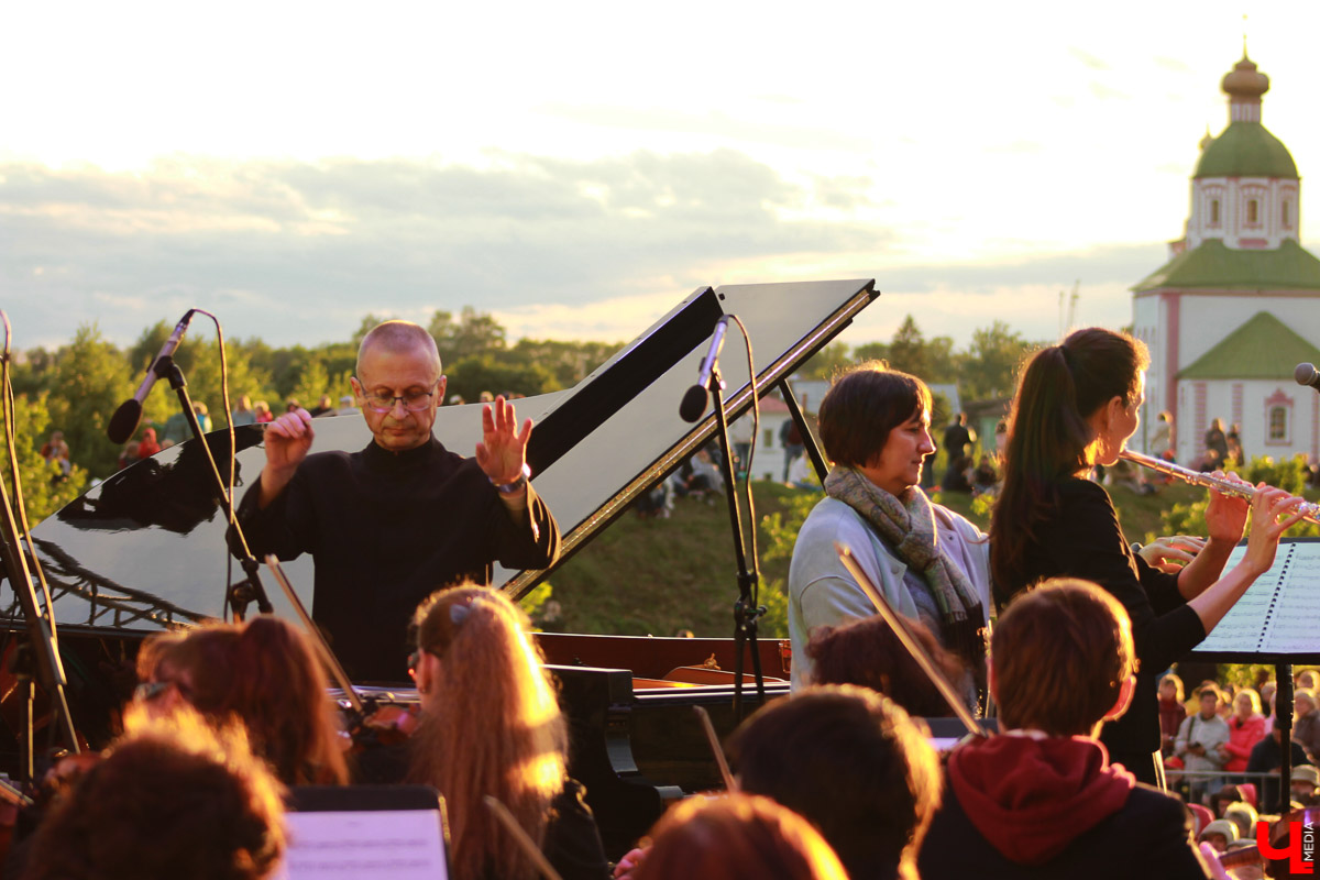В суздальском кремле прошел гала-концерт фестиваля «Alma mater: Новые имена в Суздале». Выступали известные музыканты, а также воспитанники летней творческой школы.