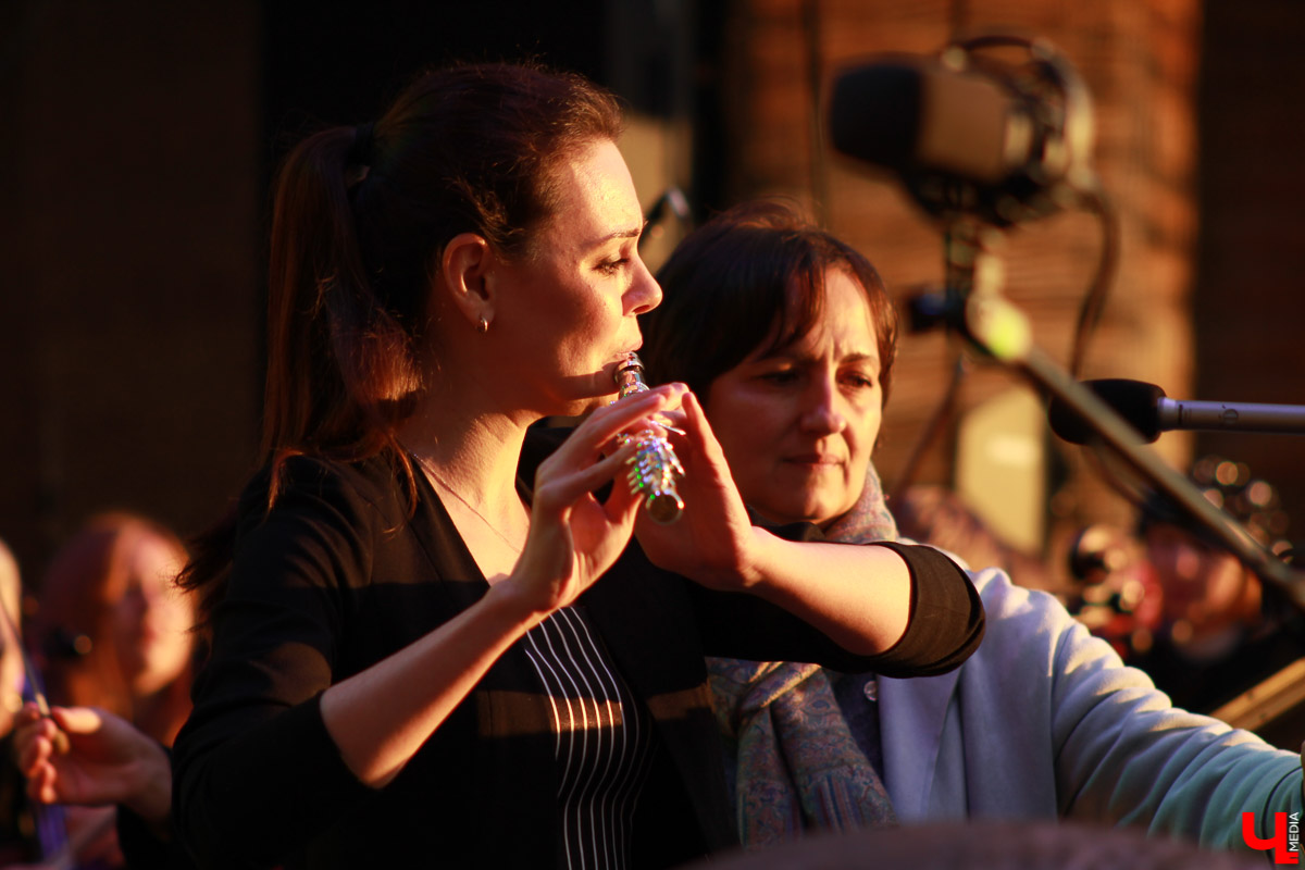 В суздальском кремле прошел гала-концерт фестиваля «Alma mater: Новые имена в Суздале». Выступали известные музыканты, а также воспитанники летней творческой школы.