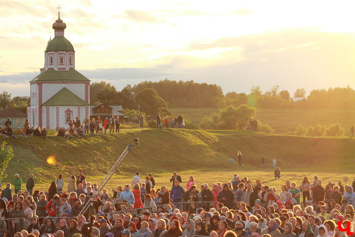 В суздальском кремле прошел гала-концерт фестиваля «Alma mater: Новые имена в Суздале». Выступали известные музыканты, а также воспитанники летней творческой школы.