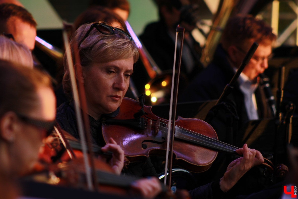 В суздальском кремле прошел гала-концерт фестиваля «Alma mater: Новые имена в Суздале». Выступали известные музыканты, а также воспитанники летней творческой школы.