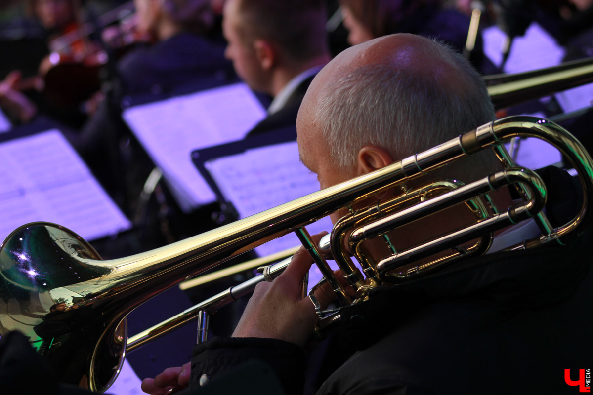 В суздальском кремле прошел гала-концерт фестиваля «Alma mater: Новые имена в Суздале». Выступали известные музыканты, а также воспитанники летней творческой школы.