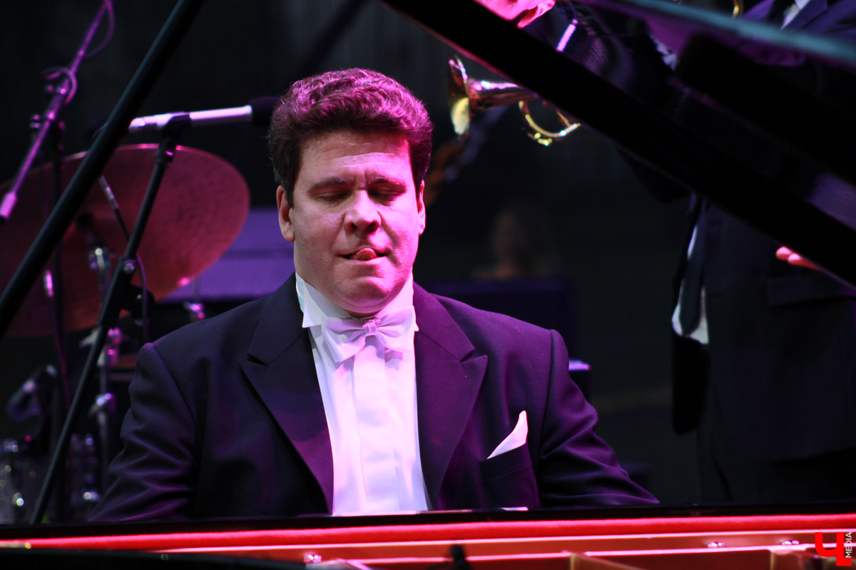 В суздальском кремле прошел гала-концерт фестиваля «Alma mater: Новые имена в Суздале». Выступали известные музыканты, а также воспитанники летней творческой школы.