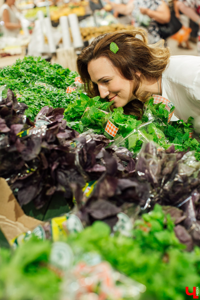 Сказочница Ирина Пономарева узнала у мастер-шефа Дмитрия Орловского волшебный рецепт мороженого. Помимо того, что готовится лакомство всего пару минут, так оно еще и безопасно для горла