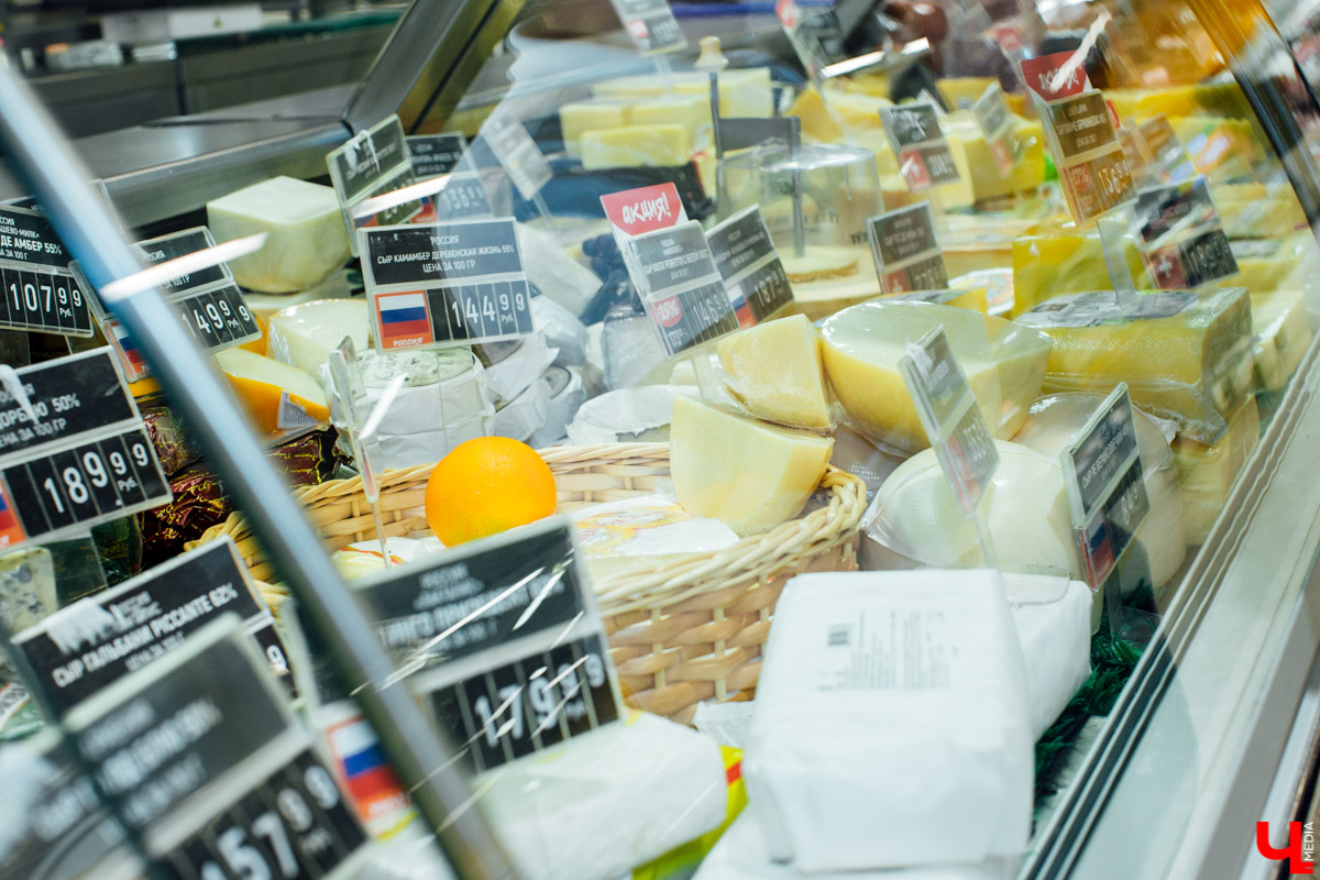 Сказочница Ирина Пономарева узнала у мастер-шефа Дмитрия Орловского волшебный рецепт мороженого. Помимо того, что готовится лакомство всего пару минут, так оно еще и безопасно для горла