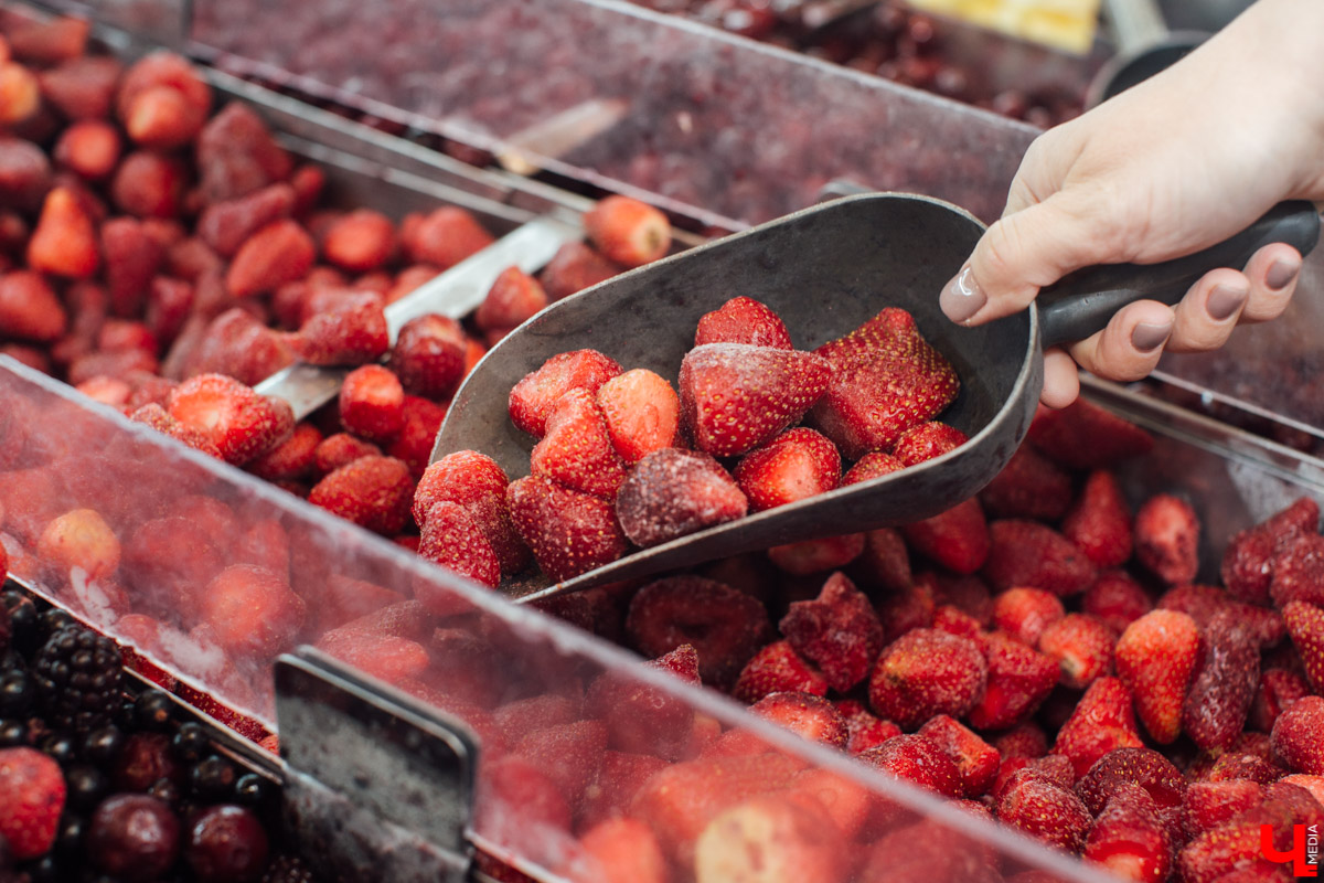 Сказочница Ирина Пономарева узнала у мастер-шефа Дмитрия Орловского волшебный рецепт мороженого. Помимо того, что готовится лакомство всего пару минут, так оно еще и безопасно для горла