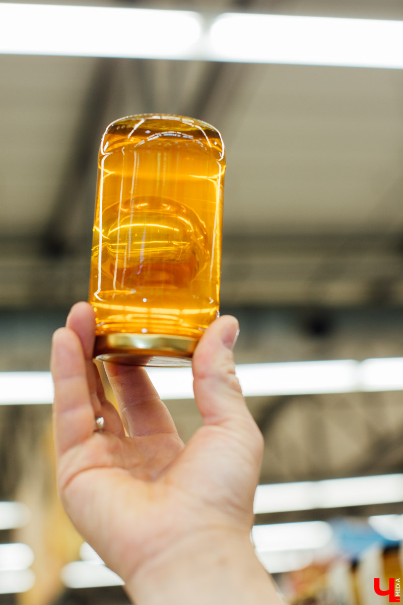 Сказочница Ирина Пономарева узнала у мастер-шефа Дмитрия Орловского волшебный рецепт мороженого. Помимо того, что готовится лакомство всего пару минут, так оно еще и безопасно для горла