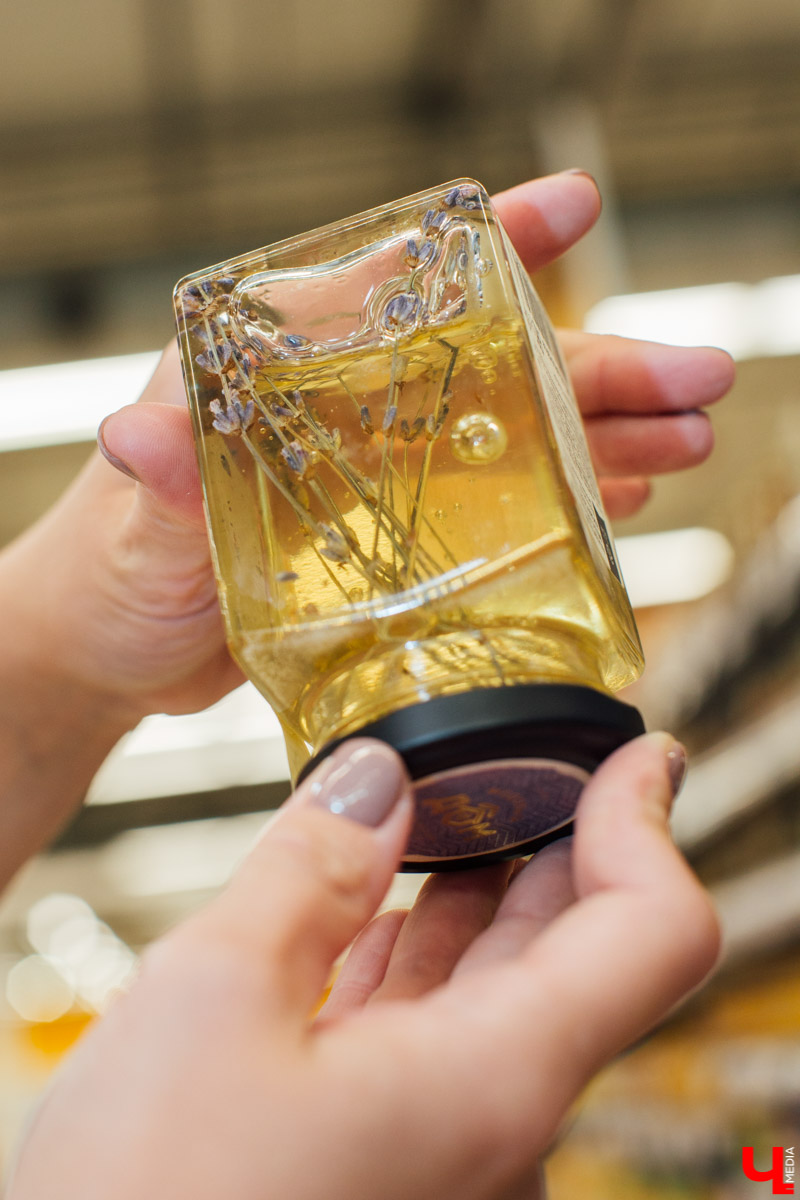 Сказочница Ирина Пономарева узнала у мастер-шефа Дмитрия Орловского волшебный рецепт мороженого. Помимо того, что готовится лакомство всего пару минут, так оно еще и безопасно для горла