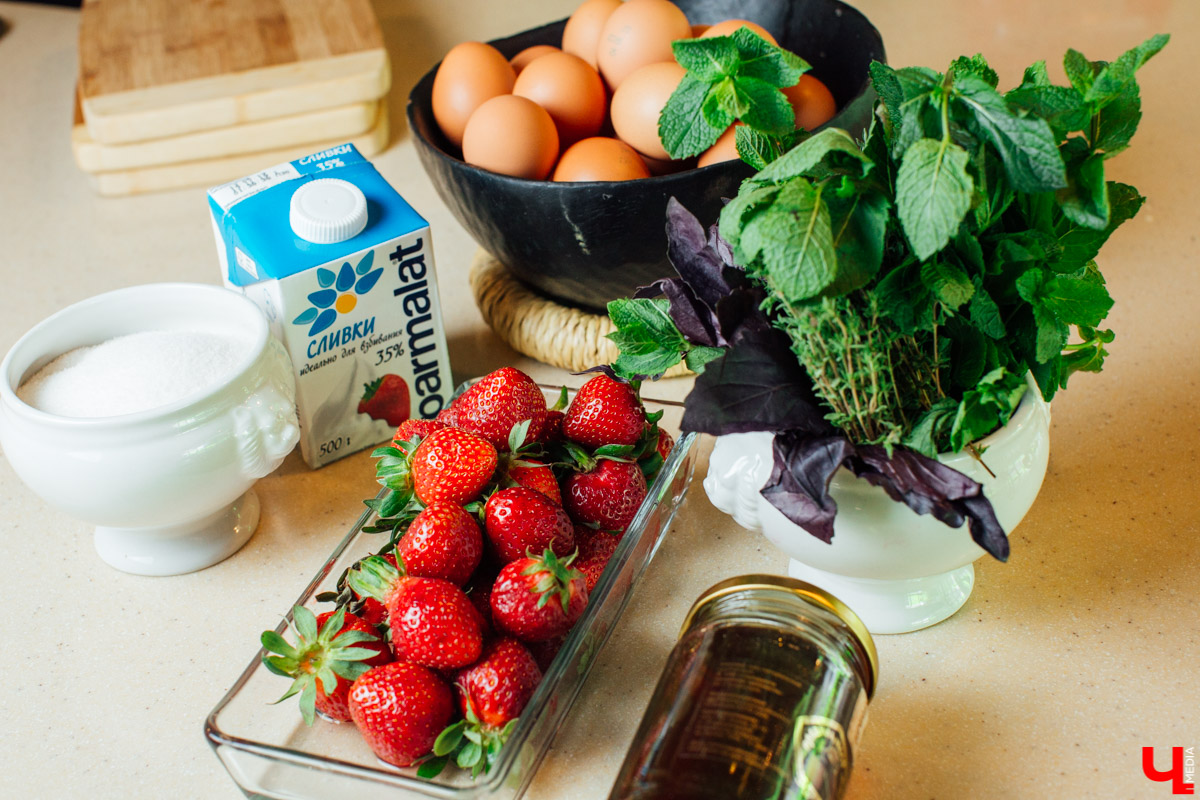 Сказочница Ирина Пономарева узнала у мастер-шефа Дмитрия Орловского волшебный рецепт мороженого. Помимо того, что готовится лакомство всего пару минут, так оно еще и безопасно для горла