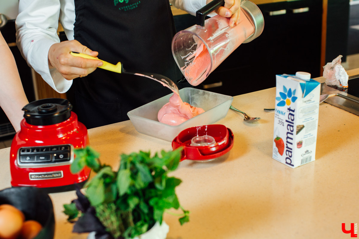 Сказочница Ирина Пономарева узнала у мастер-шефа Дмитрия Орловского волшебный рецепт мороженого. Помимо того, что готовится лакомство всего пару минут, так оно еще и безопасно для горла