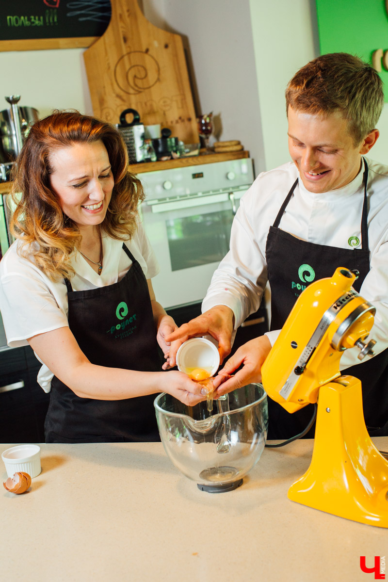 Сказочница Ирина Пономарева узнала у мастер-шефа Дмитрия Орловского волшебный рецепт мороженого. Помимо того, что готовится лакомство всего пару минут, так оно еще и безопасно для горла