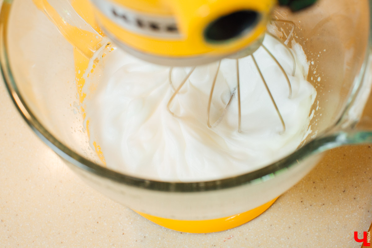 Сказочница Ирина Пономарева узнала у мастер-шефа Дмитрия Орловского волшебный рецепт мороженого. Помимо того, что готовится лакомство всего пару минут, так оно еще и безопасно для горла