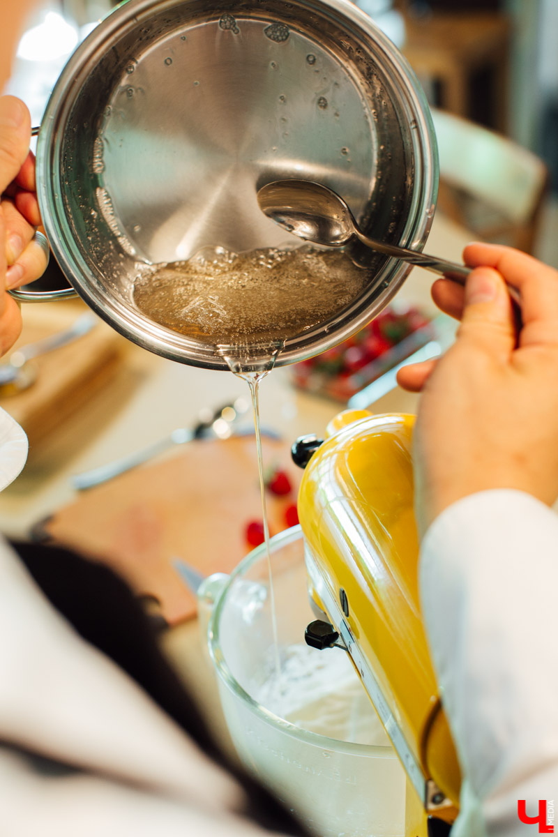 Сказочница Ирина Пономарева узнала у мастер-шефа Дмитрия Орловского волшебный рецепт мороженого. Помимо того, что готовится лакомство всего пару минут, так оно еще и безопасно для горла