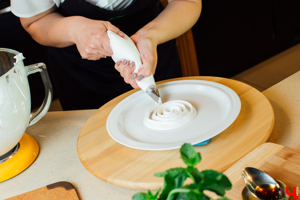 Сказочница Ирина Пономарева узнала у мастер-шефа Дмитрия Орловского волшебный рецепт мороженого. Помимо того, что готовится лакомство всего пару минут, так оно еще и безопасно для горла