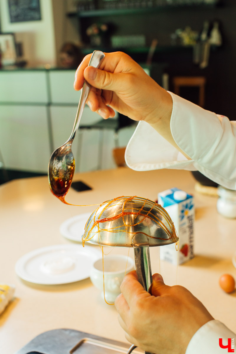 Сказочница Ирина Пономарева узнала у мастер-шефа Дмитрия Орловского волшебный рецепт мороженого. Помимо того, что готовится лакомство всего пару минут, так оно еще и безопасно для горла