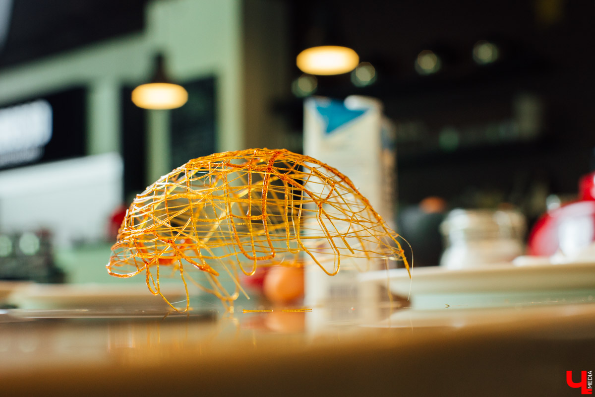 Сказочница Ирина Пономарева узнала у мастер-шефа Дмитрия Орловского волшебный рецепт мороженого. Помимо того, что готовится лакомство всего пару минут, так оно еще и безопасно для горла