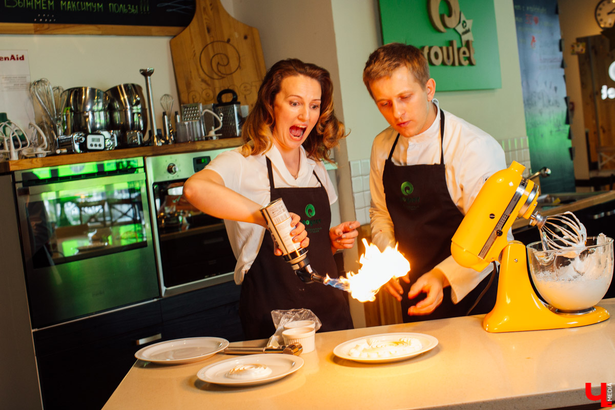 Сказочница Ирина Пономарева узнала у мастер-шефа Дмитрия Орловского волшебный рецепт мороженого. Помимо того, что готовится лакомство всего пару минут, так оно еще и безопасно для горла