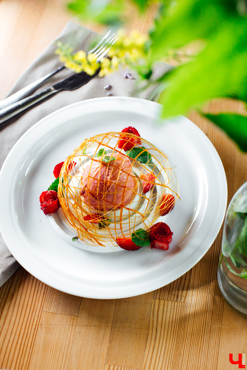 Сказочница Ирина Пономарева узнала у мастер-шефа Дмитрия Орловского волшебный рецепт мороженого. Помимо того, что готовится лакомство всего пару минут, так оно еще и безопасно для горла