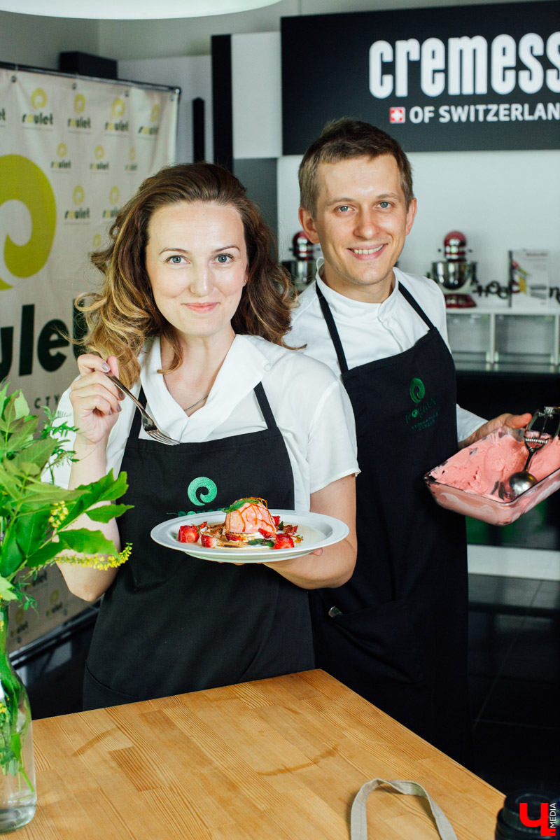 Сказочница Ирина Пономарева узнала у мастер-шефа Дмитрия Орловского волшебный рецепт мороженого. Помимо того, что готовится лакомство всего пару минут, так оно еще и безопасно для горла