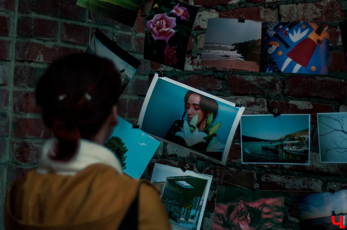 Молодежь устроила хипстерскую вечеринку во дворе на улице Ильича. В программе были фотосушка и буккроссинг. Но больше всего гостям понравилась дискотека.