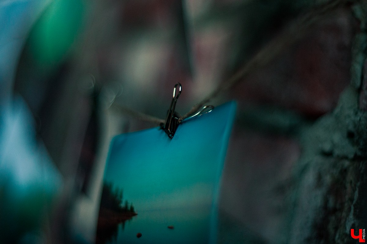 Молодежь устроила хипстерскую вечеринку во дворе на улице Ильича. В программе были фотосушка и буккроссинг. Но больше всего гостям понравилась дискотека.