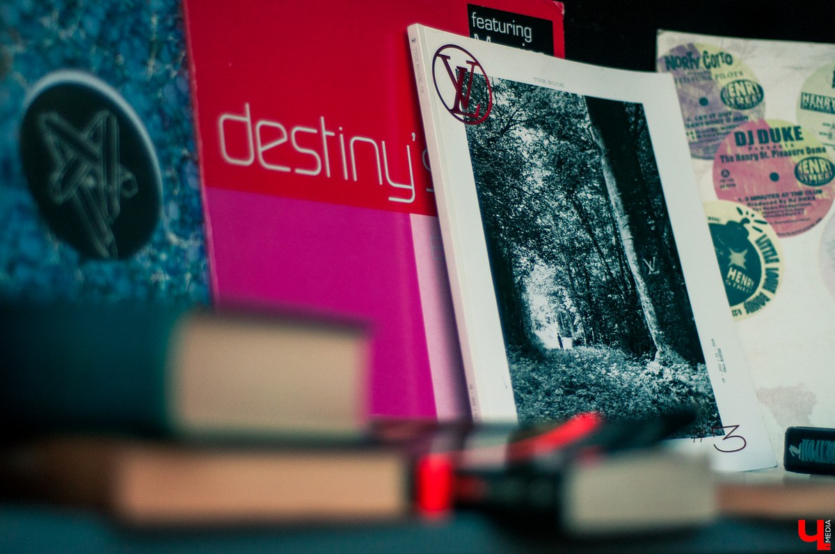 Молодежь устроила хипстерскую вечеринку во дворе на улице Ильича. В программе были фотосушка и буккроссинг. Но больше всего гостям понравилась дискотека.