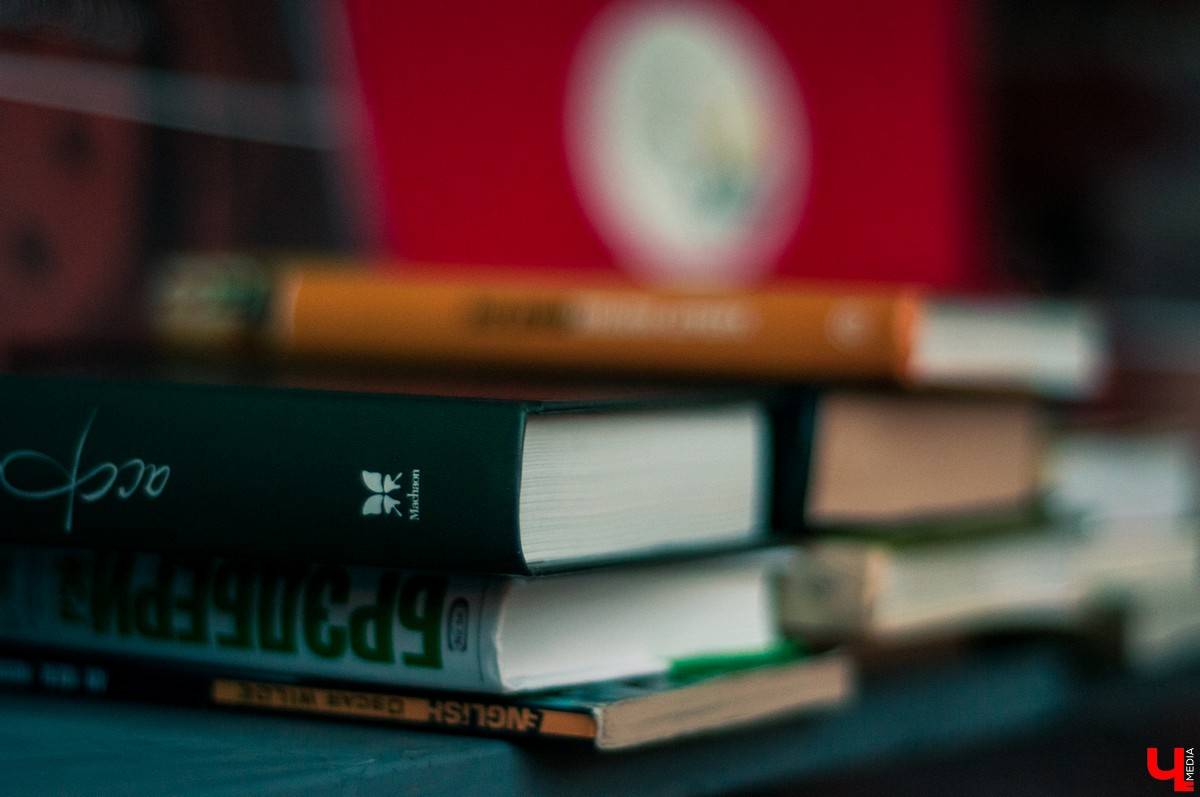 Молодежь устроила хипстерскую вечеринку во дворе на улице Ильича. В программе были фотосушка и буккроссинг. Но больше всего гостям понравилась дискотека.