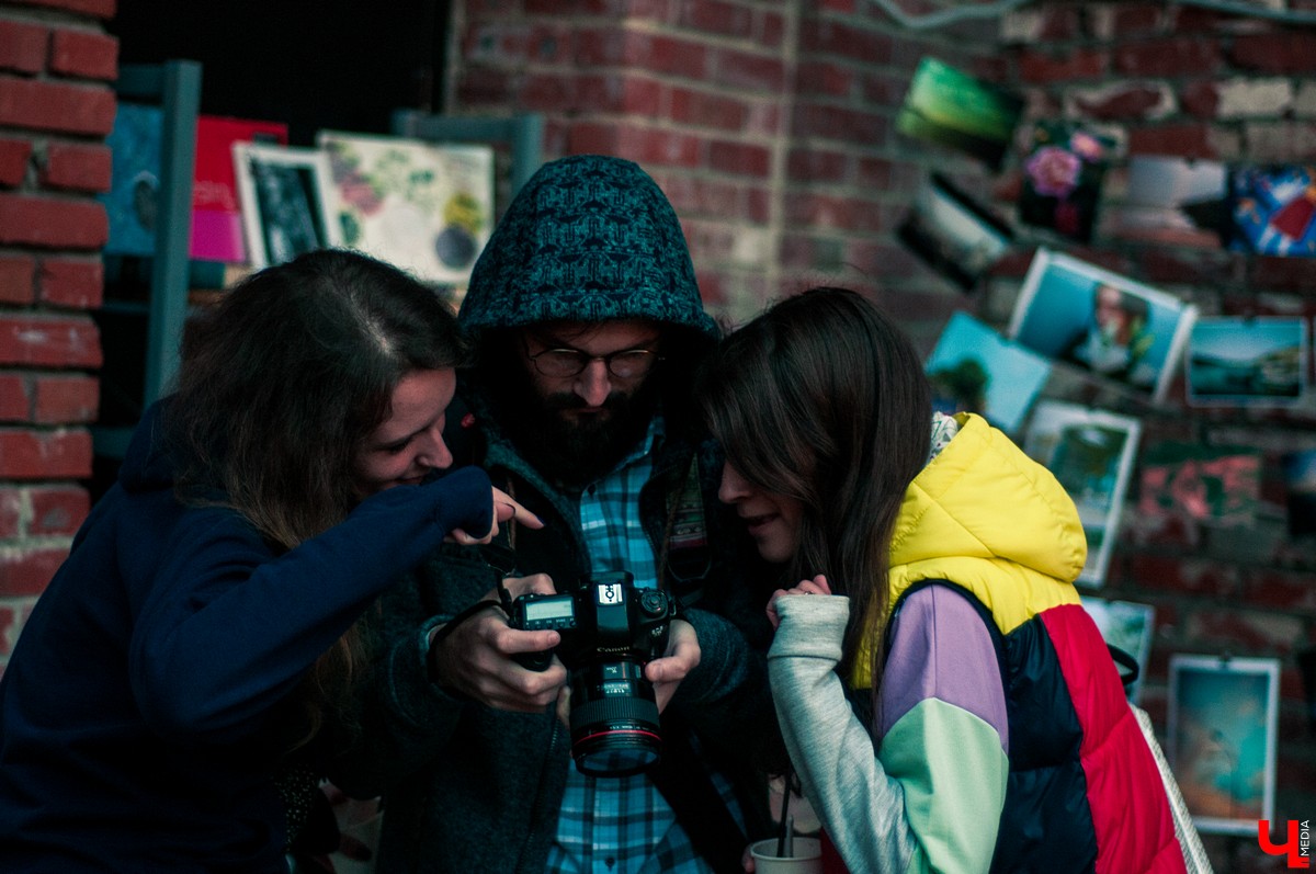 Молодежь устроила хипстерскую вечеринку во дворе на улице Ильича. В программе были фотосушка и буккроссинг. Но больше всего гостям понравилась дискотека.