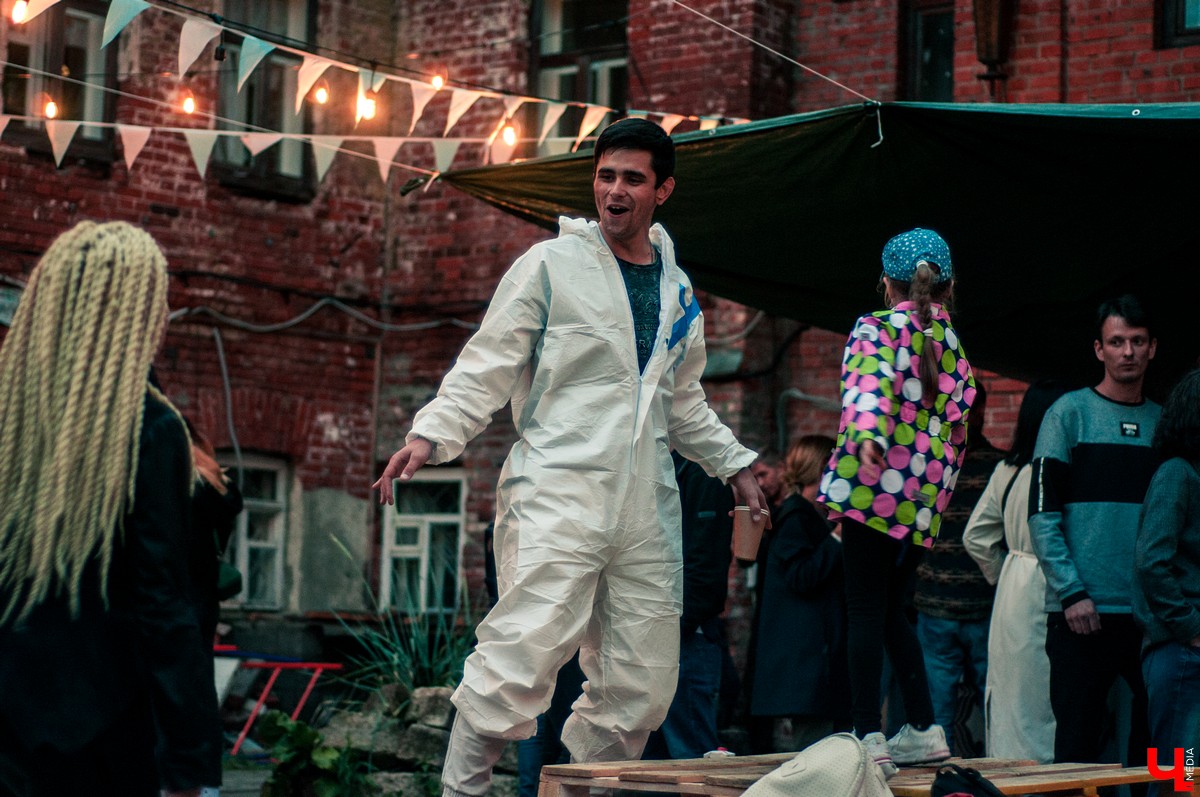 Молодежь устроила хипстерскую вечеринку во дворе на улице Ильича. В программе были фотосушка и буккроссинг. Но больше всего гостям понравилась дискотека.