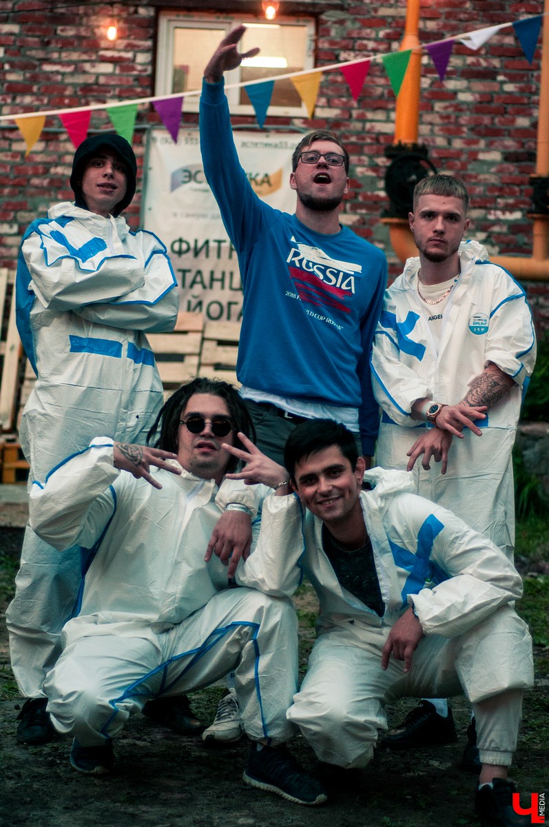 Молодежь устроила хипстерскую вечеринку во дворе на улице Ильича. В программе были фотосушка и буккроссинг. Но больше всего гостям понравилась дискотека.