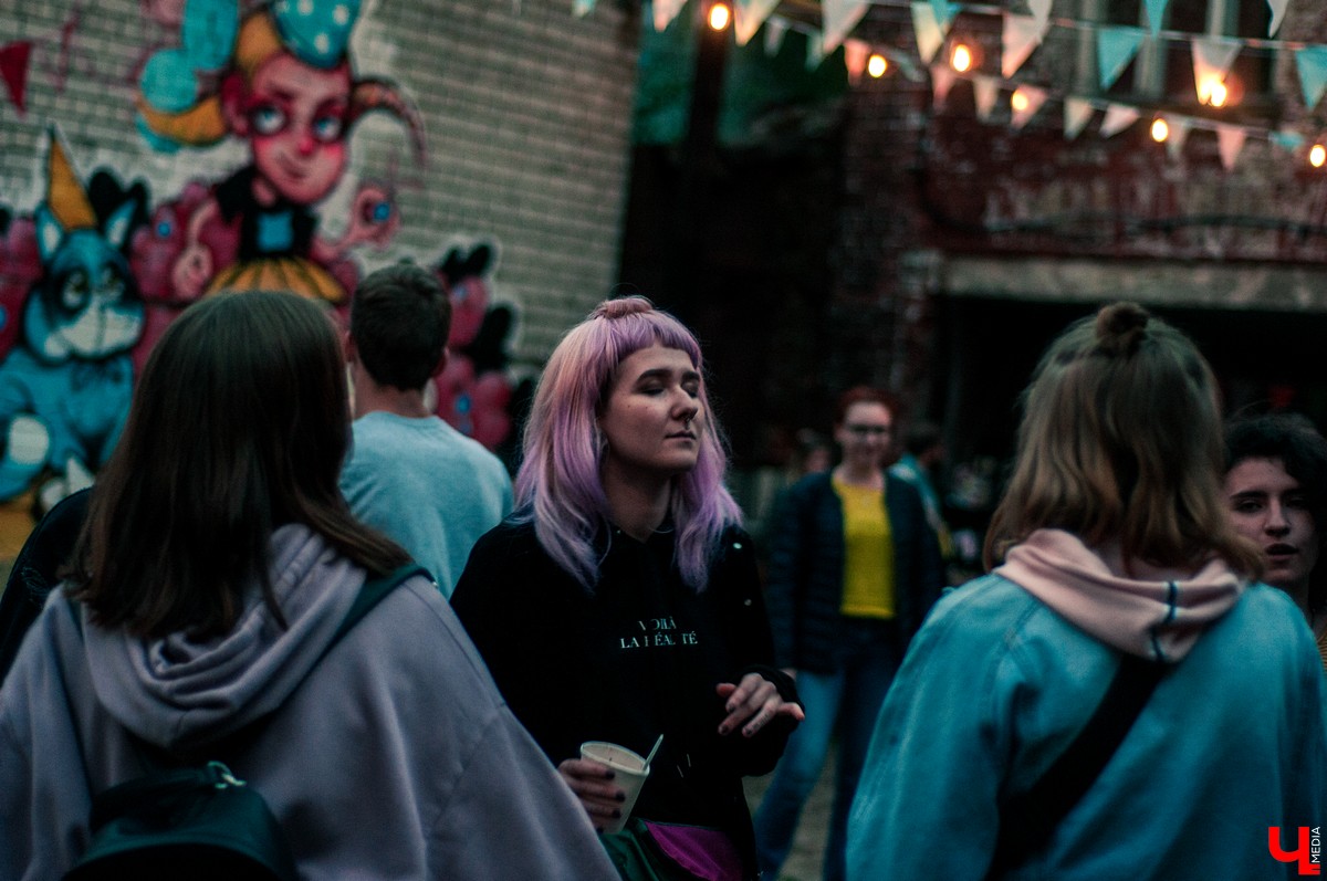 Молодежь устроила хипстерскую вечеринку во дворе на улице Ильича. В программе были фотосушка и буккроссинг. Но больше всего гостям понравилась дискотека.