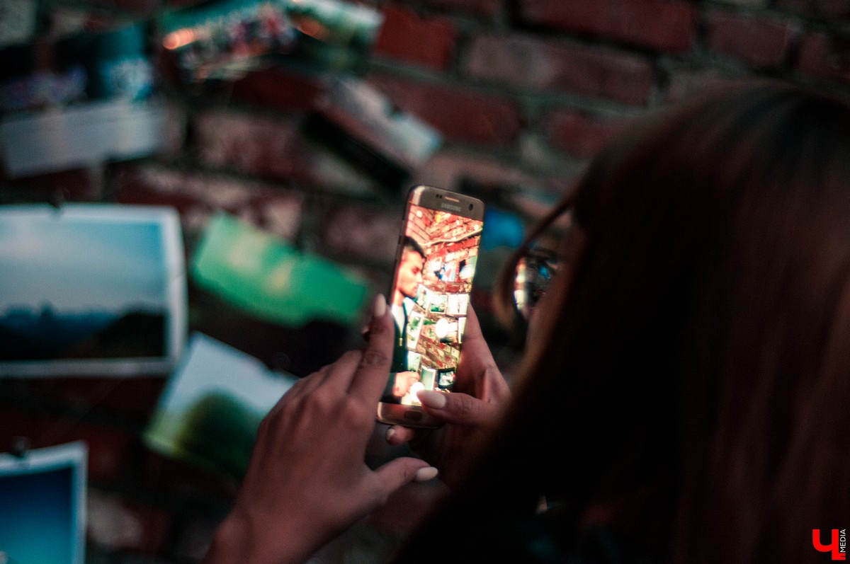 Молодежь устроила хипстерскую вечеринку во дворе на улице Ильича. В программе были фотосушка и буккроссинг. Но больше всего гостям понравилась дискотека.