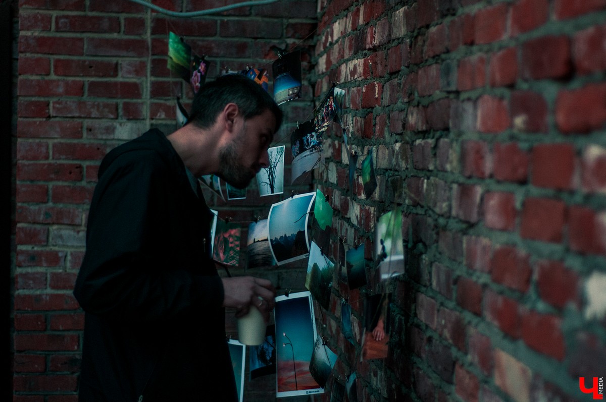 Молодежь устроила хипстерскую вечеринку во дворе на улице Ильича. В программе были фотосушка и буккроссинг. Но больше всего гостям понравилась дискотека.