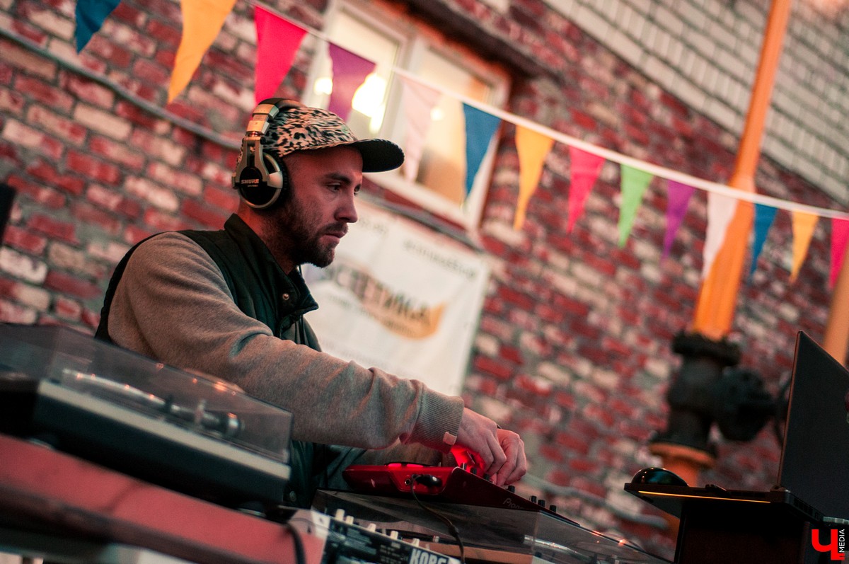 Молодежь устроила хипстерскую вечеринку во дворе на улице Ильича. В программе были фотосушка и буккроссинг. Но больше всего гостям понравилась дискотека.