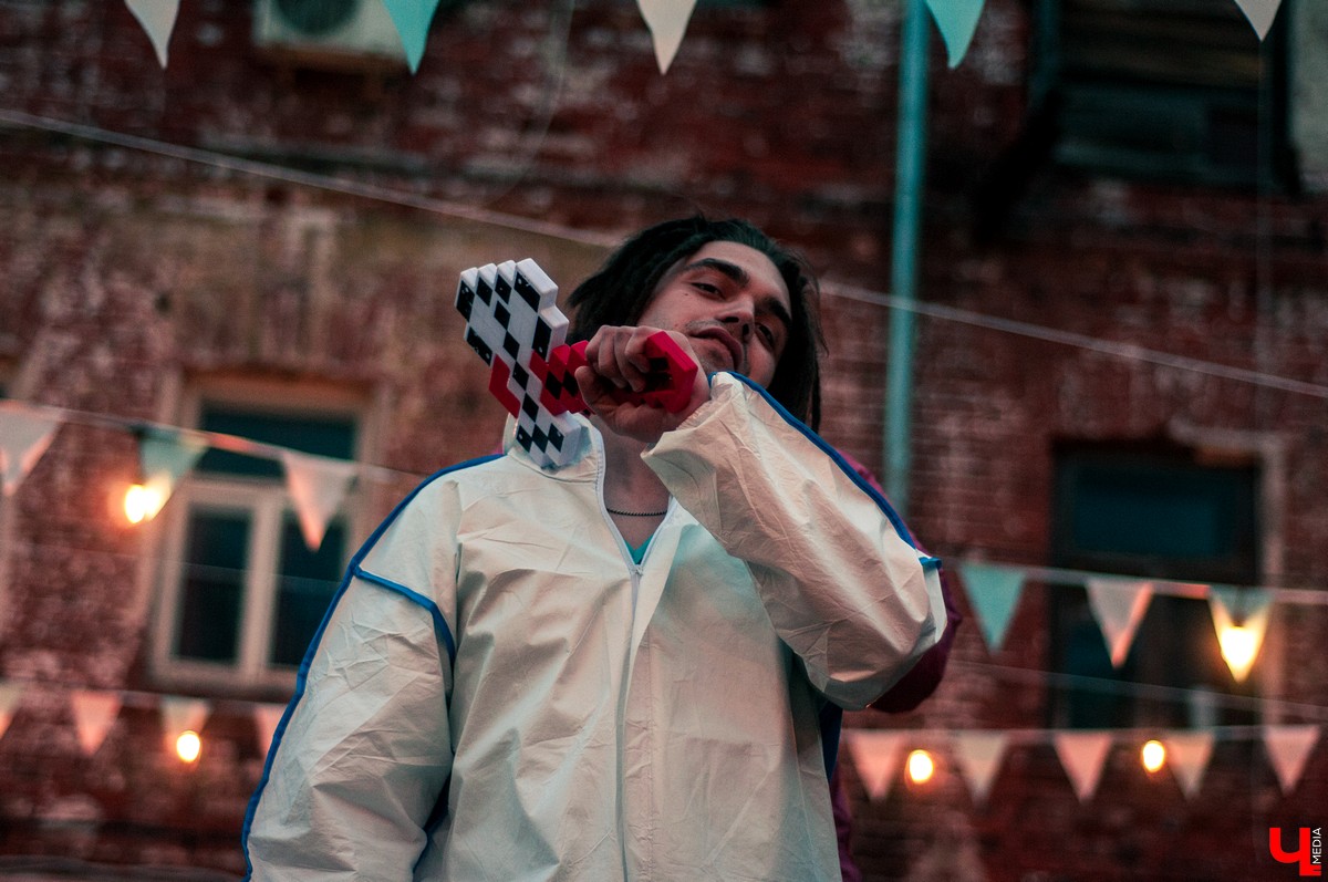 Молодежь устроила хипстерскую вечеринку во дворе на улице Ильича. В программе были фотосушка и буккроссинг. Но больше всего гостям понравилась дискотека.