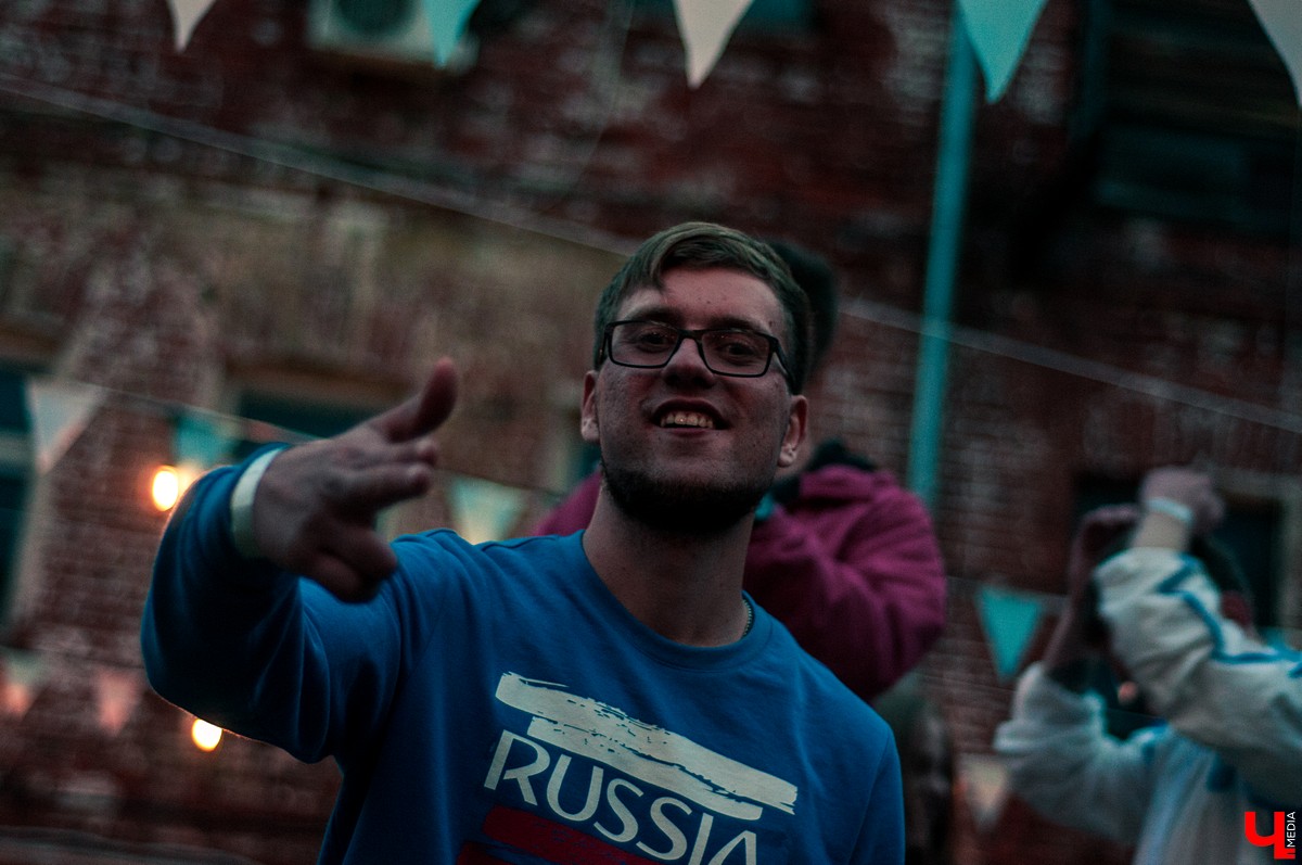 Молодежь устроила хипстерскую вечеринку во дворе на улице Ильича. В программе были фотосушка и буккроссинг. Но больше всего гостям понравилась дискотека.