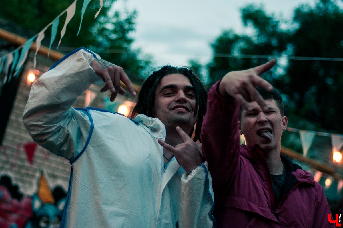 Молодежь устроила хипстерскую вечеринку во дворе на улице Ильича. В программе были фотосушка и буккроссинг. Но больше всего гостям понравилась дискотека.