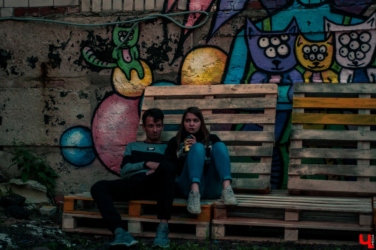 Молодежь устроила хипстерскую вечеринку во дворе на улице Ильича. В программе были фотосушка и буккроссинг. Но больше всего гостям понравилась дискотека.