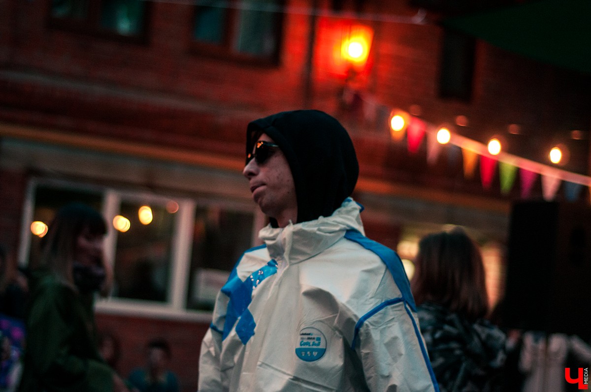 Молодежь устроила хипстерскую вечеринку во дворе на улице Ильича. В программе были фотосушка и буккроссинг. Но больше всего гостям понравилась дискотека.