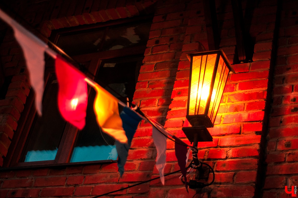 Молодежь устроила хипстерскую вечеринку во дворе на улице Ильича. В программе были фотосушка и буккроссинг. Но больше всего гостям понравилась дискотека.