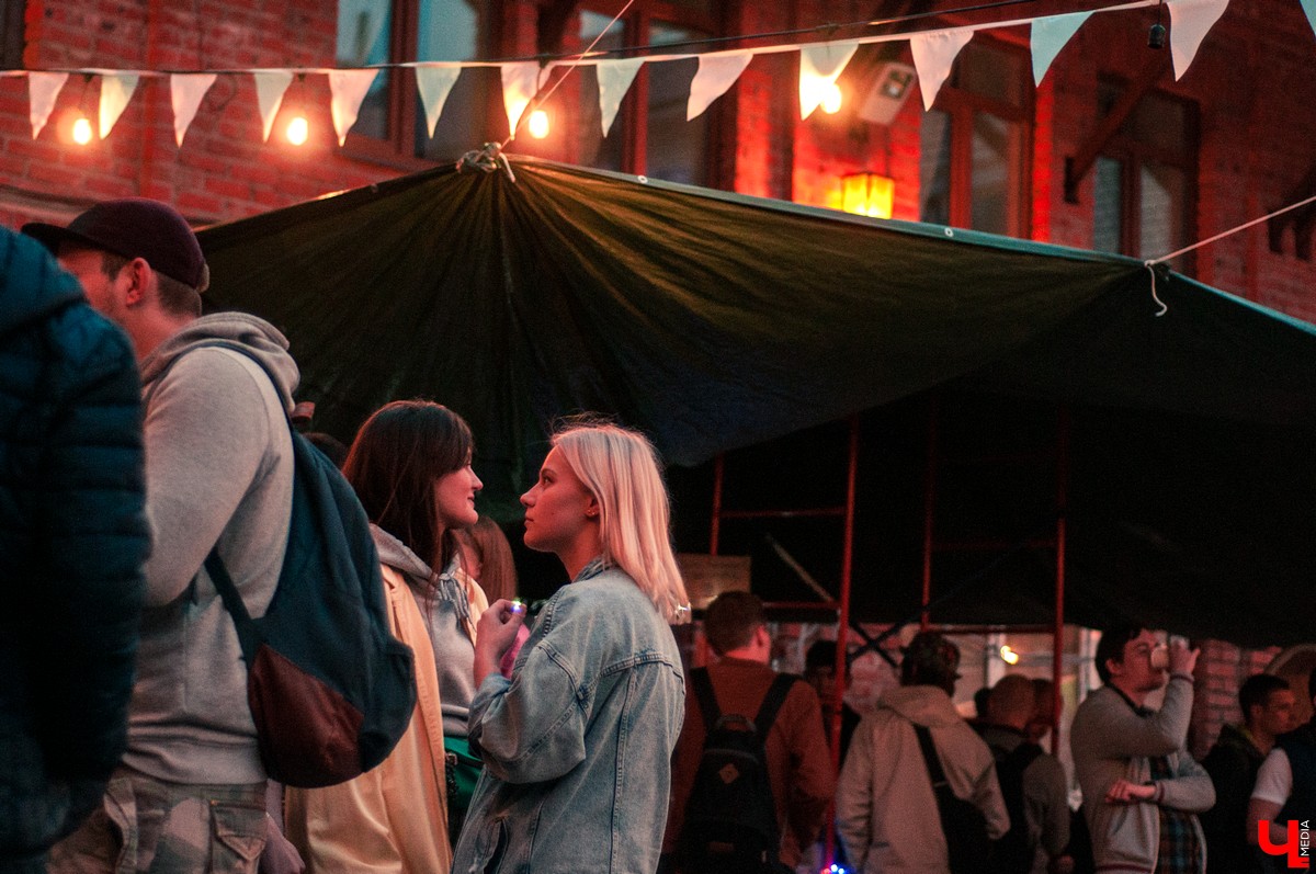 Молодежь устроила хипстерскую вечеринку во дворе на улице Ильича. В программе были фотосушка и буккроссинг. Но больше всего гостям понравилась дискотека.