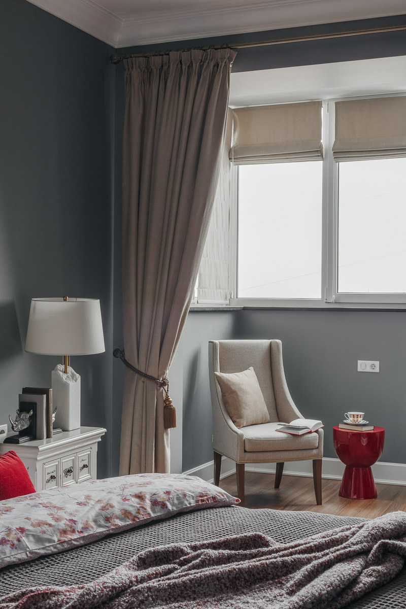 Архитектурная компания ADS GROUP DESIGN совместно с мультибрендовым шоу-румом декора Komod Büro успешно завершили воплощение нового дизайн-проекта. Итогом совместной работы стала квартира в стиле “классика” с элементами эклектичной мебели.