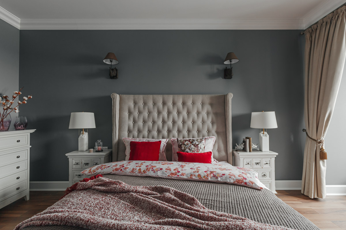 Архитектурная компания ADS GROUP DESIGN совместно с мультибрендовым шоу-румом декора Komod Büro успешно завершили воплощение нового дизайн-проекта. Итогом совместной работы стала квартира в стиле “классика” с элементами эклектичной мебели.